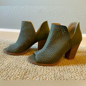 Restricted size 8 open toe heels. So cute and worn twice!